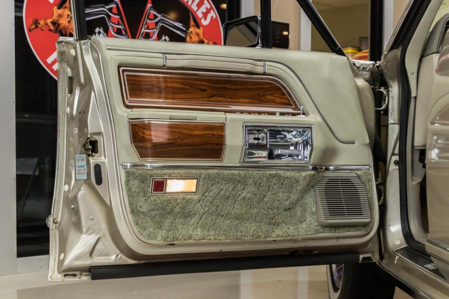 Детали интерьера Lincoln Continental Mark VI Sedan 1980 года  (фото 52 из 111)